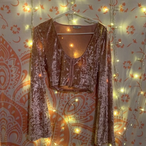 TOBI Velvet Flared Sleeve Clasped Crop Top - Picture 4 of 5